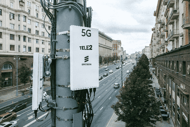 Излучатели «5G» могут также устанавливать под видом чего угодно, замаскированными: в виде словно рекламных элементов на улице, фонарей, за щитами, и т.д.