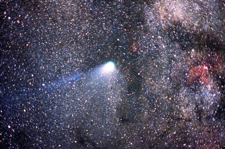Гигантская комета летит к Земле