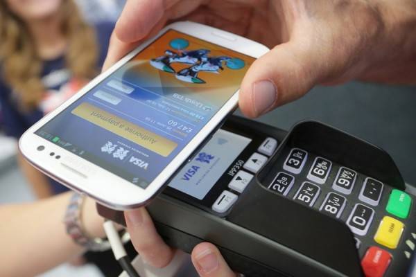 Смартфон с NFC. Население приучают к «без-контактным» оплатам