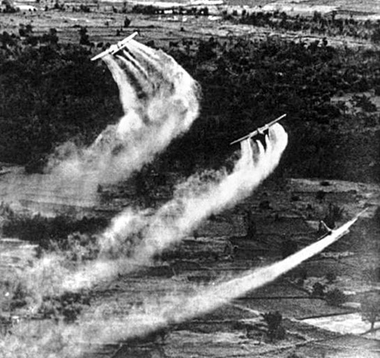 Разпыление дефолиантов с самолётов американской армии. Южный Вьетнам, 1966 год.
