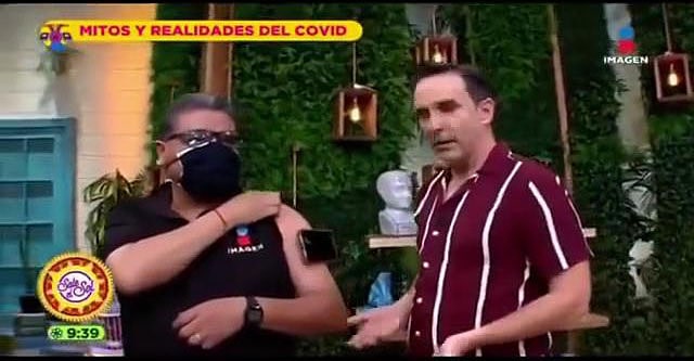 Скриншоты видео: мексиканское телешоу пытается развенчать проблему НАМАГНИЧИВАНИЯ ПОСЛЕ ВАКЦИНАЦИИ, но посмотрите, что произходит!!!